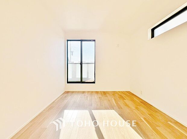 「バルコニーに面した居室」主寝室は十分な広さに加えて、快適に目覚められるよう、大きな採光窓を設けました。