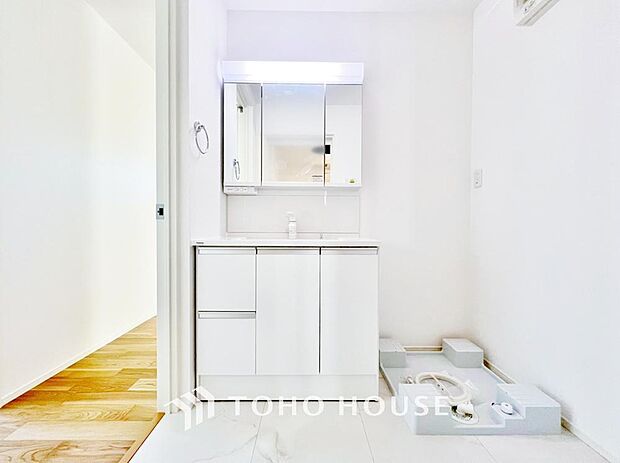 「窓あり×洗面所」湿気の多くなりやすい洗面所も、窓があることで換気が可能なので気持ちよくお使い頂けます。