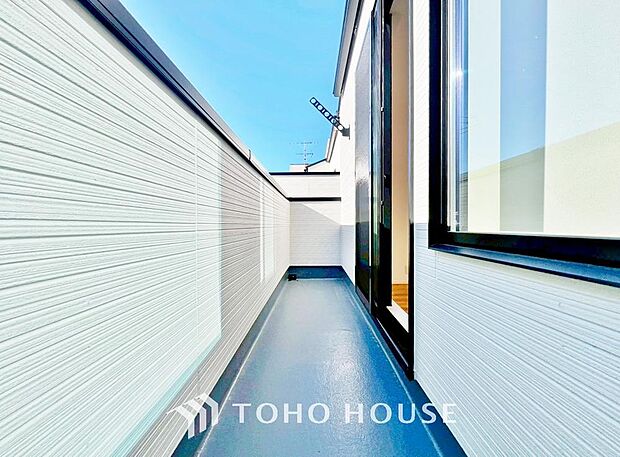 「バルコニー」都市型生活をより快適にコーディネートするかのように、周りの情景とマッチしたバルコニー。住まうご家族の心地よさを最優先したバルコニーでは様々な時間を楽しめます。