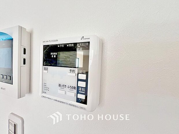 お風呂場と台所に操作リモコンがあり、キッチン近くにある給湯リモコンは、お料理の最中でもリビングで寛いでいるなかでもボタン一つで簡単に沸かせて便利ですね。