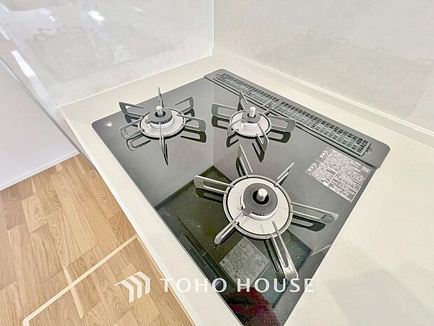 見た目に美しく使いやすさにも優れ、吹きこぼれ等のお掃除も簡単。3口コンロで忙しくても同時に調理ができるので便利ですね。