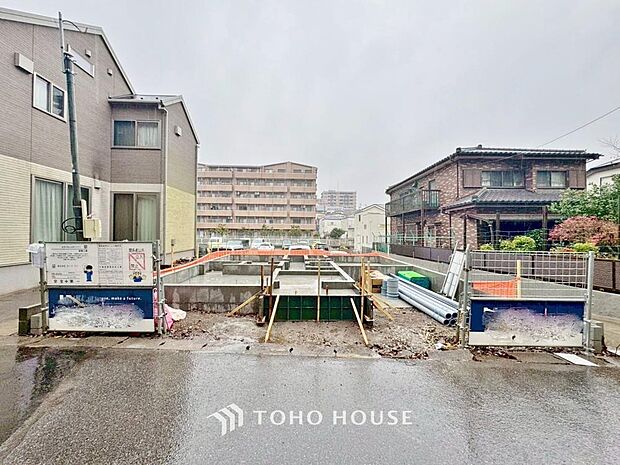 「現況」今日も、明日も、この街で、きっと誰かがしあわせになる物語が描かれていくはずです。同じ風景が毎日365日、まったく違う顔を見せてくれる。爽快な風も毎日やさしく頬をなででくれます。