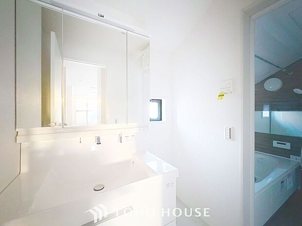 身だしなみのチェックがしやすい大きな鏡、下には収納がたっぷり。スッキリとした空間を演出いたします。