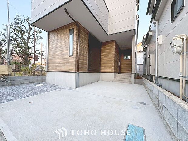 ゆったりとした駐車スペースを確保いたしましたので、大きめのお車でも駐車可能です。