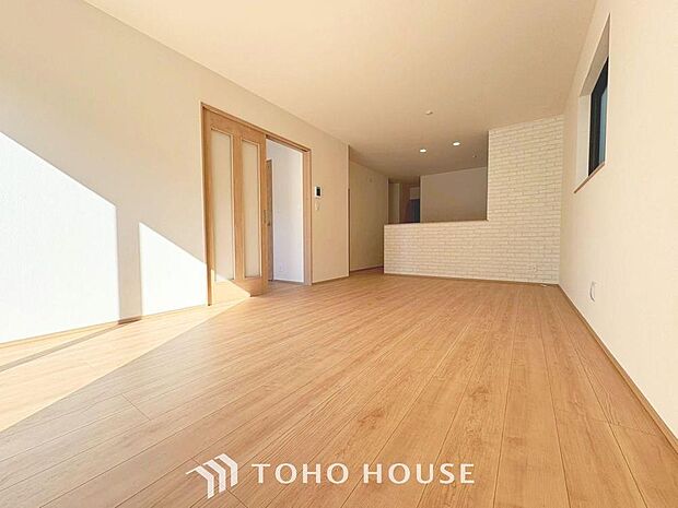 「約16.5帖のLDK。」家族の暮らしに思いを馳せて、日常のワンシーンを表現した空間。シンプルな機能美とスマートな空間美。家族みんなが自然体で過ごせる心地良さ生み出しています。