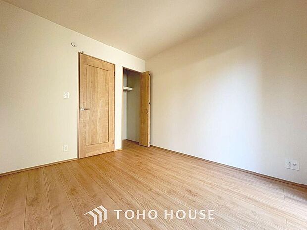 「各居室にクローゼットを完備。」全てのお部屋に収納を完備しています。普段のお洋服や、荷物を収納スペースに片付け、その分居室をしっかりと有効活用していただけます。