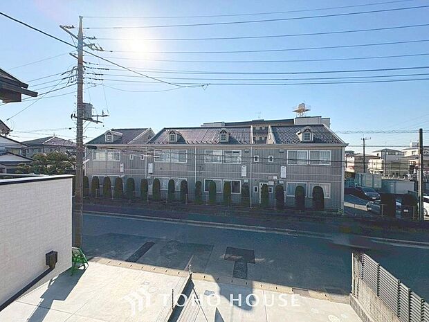 「穏やかな街並みの眺望」穏やかな街並みを一望しながら、爽やかな風と柔らかく降り注ぐ陽光を感じて頂けます。心地良い開放感が暮らしにゆとりと充足感をもたらします。