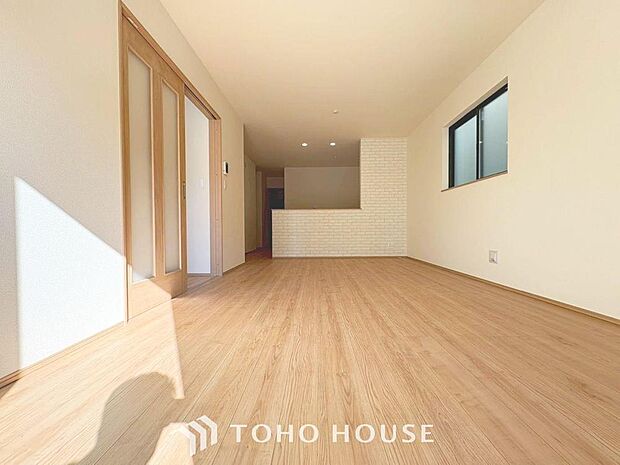 「居心地の良いリビング。」居心地の良いリビングダイニングには自然と家族みんなが集まってきます。明るく穏やかな空気のなかで飲んだり、食べたり、笑ったり。