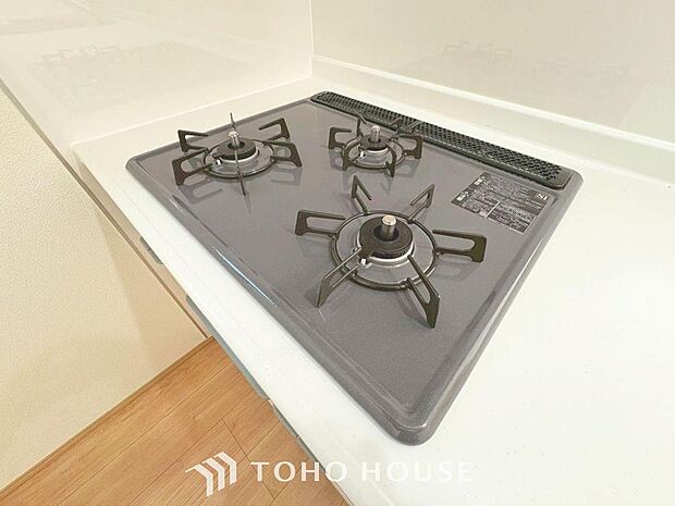 見た目に美しく使いやすさにも優れ、吹きこぼれ等のお掃除も簡単。3口コンロで忙しくても同時に調理ができるので便利ですね。