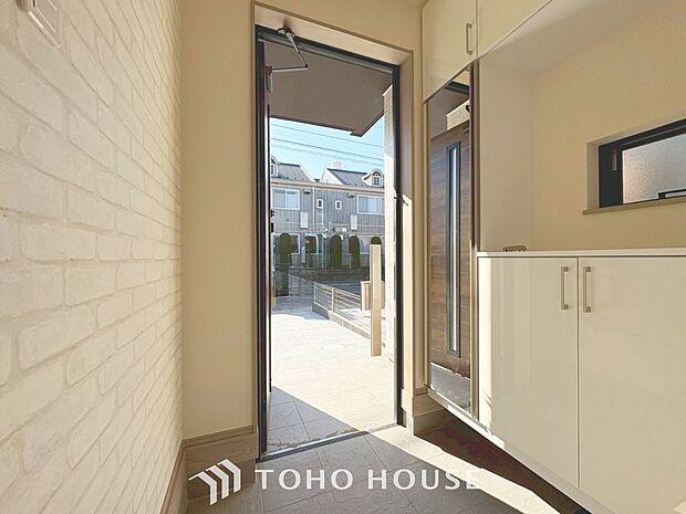 「玄関」人を迎え入れる最初の場所だからこそ、清潔感があり纏まった空間にして頂ける様にゆとりあるシューズボックスを設置しました。おでかけの時も帰宅の時も、すっきりとした玄関は気持ちが良いものです。