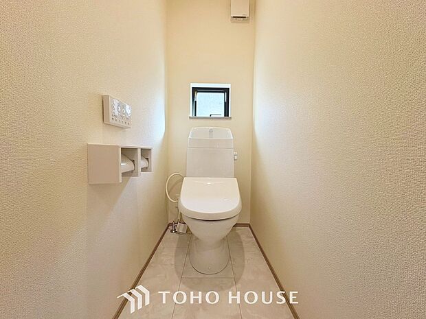 「温水洗浄便座付きトイレ」トイレは快適な温水洗浄便座付です。清潔感のあるホワイトで統一しました。いつも清潔な空間であって頂けるよう配慮された造りです。