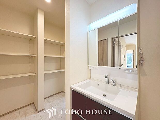 「スペースを有効活用した収納棚を設置」置きたい物に合わせて高さを調整できる便利な可動式の棚をご用意しております。