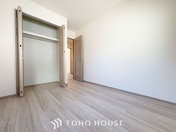 「各居室にクローゼットを完備。」全てのお部屋に収納を完備しています。普段のお洋服や、荷物を収納スペースに片付け、その分居室をしっかりと有効活用していただけます。