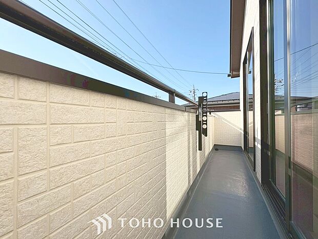 「南西向きバルコニー」頬をなでる優しい風を感じることが出来るバルコニー。つい深呼吸をしたくなる気持ちの良い眺望はこのお部屋の自慢です。