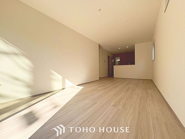 「居心地の良いリビング。」居心地の良いリビングダイニングには自然と家族みんなが集まってきます。明るく穏やかな空気のなかで飲んだり、食べたり、笑ったり。