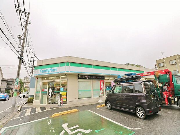 ファミリーマート市川欠真間店まで約582m。「あなたと、コンビに、ファミリーマート」のコーポレートメッセージのもと、時代の変化をチャンスと捉え、たゆまぬイノベーションを続けるファミリーマート