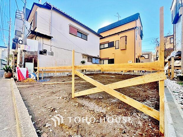 「現況」帰宅途中にショッピングやカフェを楽しんだり、利便性の良いこの地の生活は人々を魅了します。心行くままに季節の流れを感じ、ゆったりとした一時を。