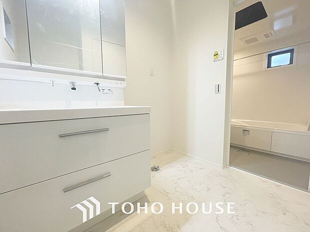 お家の中でも特にプライベートスペースとなる洗面所は、洗濯場所と浴室を同じ空間でまとめております。