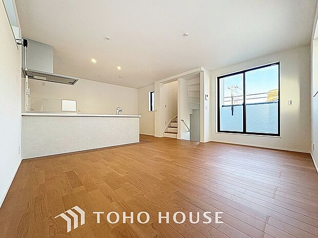 「2階リビングダイニング」2階LDKのメリットは、団欒空間のプライバシーが守られることです。コミュニケーションに欠かせないリビング階段も、室内の雰囲気をおしゃれに演出します。