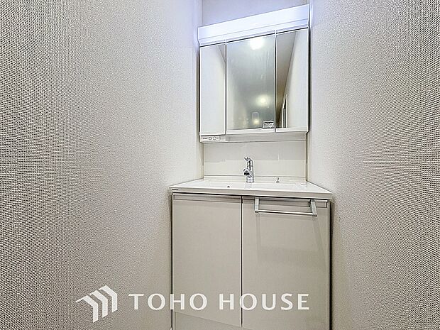 「洗面台」大きな鏡で朝の準備もばっちり。収納も多く、洗剤など日用品の保管にも便利です。