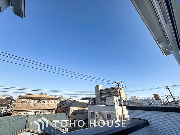 「穏やかな街並みの眺望」穏やかな街並みを一望しながら、爽やかな風と柔らかく降り注ぐ陽光を感じて頂けます。心地良い開放感が暮らしにゆとりと充足感をもたらします。