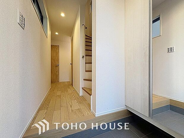 「玄関」清潔印象の玄関です。スペースを無駄なく活用し、使いやすいシューズボックスを設置しております。