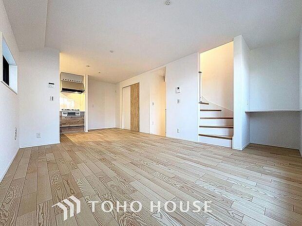 「寛ぎ空間。リビング」家族の会話や笑顔が行き交うリビングで、大きなソファやダイニングテーブルでゆったり食事をしたりくつろぎたい。そんな夢が叶えられる空間です。