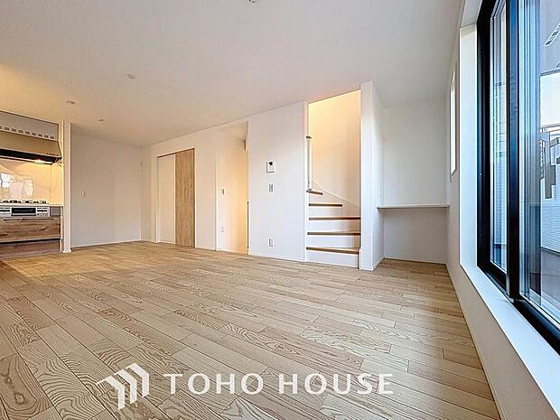 「2階リビングダイニング」2階LDKのメリットは、団欒空間のプライバシーが守られることです。コミュニケーションに欠かせないリビング階段も、室内の雰囲気をおしゃれに演出します。