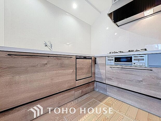 「壁付けキッチン仕様」リビングのスペースを広く取れる壁付けキッチン。家事の動線を考え、動きやすく、使いやすい空間造りができます。