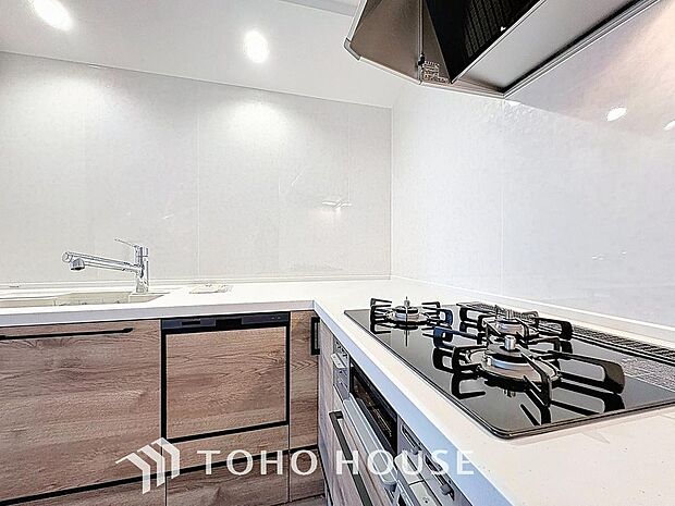 「家事時短の叶うキッチン◎」効率よくお料理ができる3口コンロ・食洗機・出し入れしやすいスライド収納を完備したシステムキッチン。確かな機能性を実感頂けます。