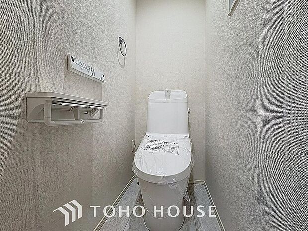 「温水洗浄便座付きトイレ」トイレは快適な温水洗浄便座付です。清潔感のあるホワイトで統一しました。いつも清潔な空間であって頂けるよう配慮された造りです。