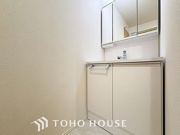 「洗面台」大きな鏡で朝の準備もばっちり。収納も多く、洗剤など日用品の保管にも便利です。