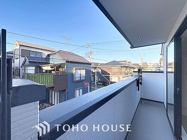 「バルコニー」都市型生活をより快適にコーディネートするかのように、周りの情景とマッチしたバルコニー。住まうご家族の心地よさを最優先したバルコニーでは様々な時間を楽しめます。