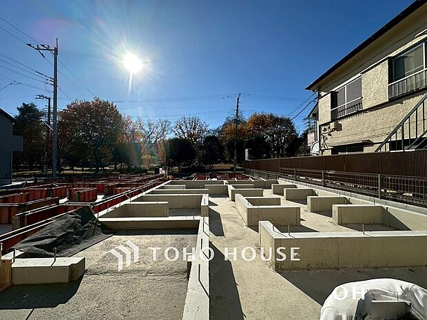 24時間換気を行う呼吸をする家。小屋裏と壁体内の強制的な換気も同時に行っており、建物の構造体の中の湿気も戸外に排気して建物の耐久性を高める役割も担っています。