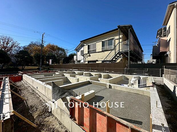 住まい探しは街探し。みんなが街探しのポイントにしているのは何。　第1位は過半数が支持した納得の 「交通の利便性」。続いて3割以上の人が「住環境」と「公園、緑地の充実」です。