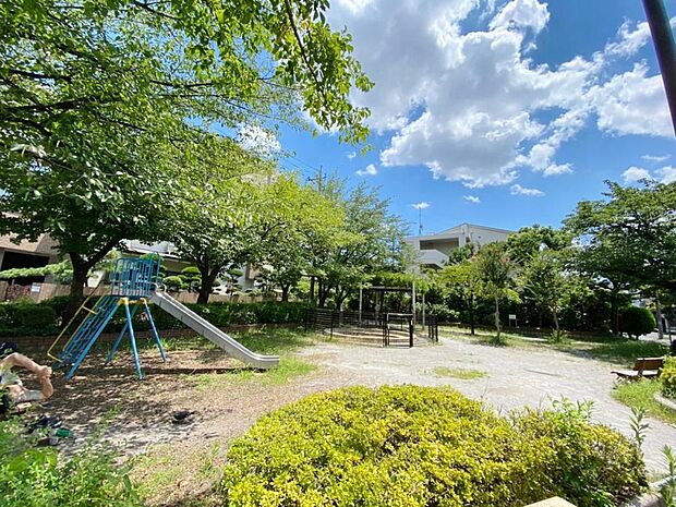 足立区立伊興二丁目児童遊園まで約540m。