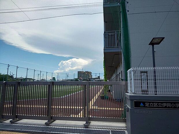 足立区立伊興小学校まで約583m。