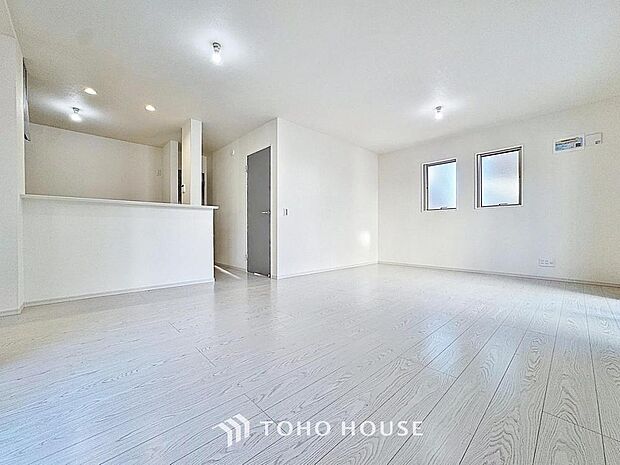 「寛ぎ空間。リビング」空気感という居心地の良いＢＧＭは、心からのやすらぎと満足感を与えてくれます。通風と採光を考慮したリビングは地域の鼓動を感じながらお寛ぎ頂くことが可能です。