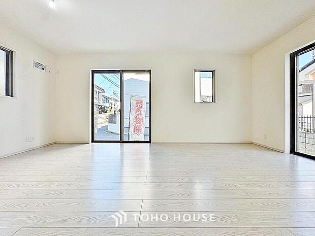 「三面採光リビング。」朝は爽やかな日差しを浴びながら、家族みんなでおいしい朝食。昼下がりには読書やお昼寝でもしながらのんびりと過ごすひと時。家族が集まる空間を、一番明るい空間に。