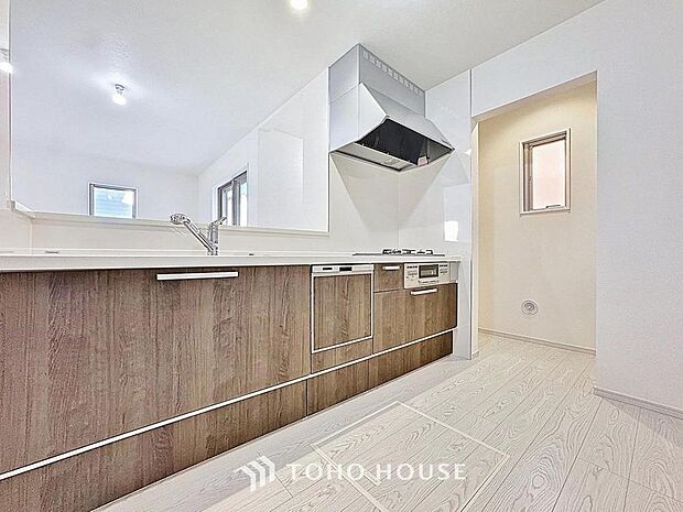 「安心感もある対面キッチン。」作業スペースを多くとった対面キッチン。夫婦そろってキッチンに立っても調理がしやすくゆとりある広さ。食器類もすっきりと片付く収納力が期待できます。家事をしながら会話も弾み