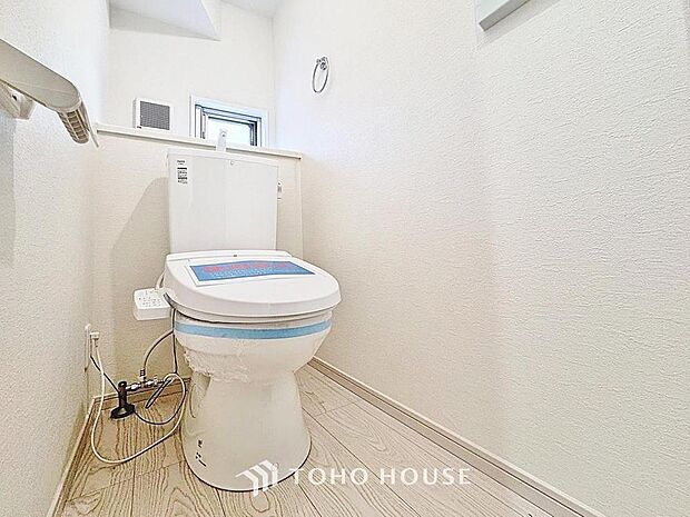 「温水洗浄便座付きトイレ」トイレは快適な温水洗浄便座付です。清潔感のあるホワイトで統一しました。いつも清潔な空間であって頂けるよう配慮された造りです。