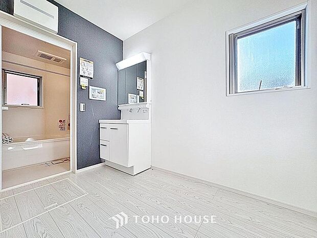 「洗面室」洗面室は湿気がこもりがちですが、開口部があるので、換気もできる洗面室になっています。