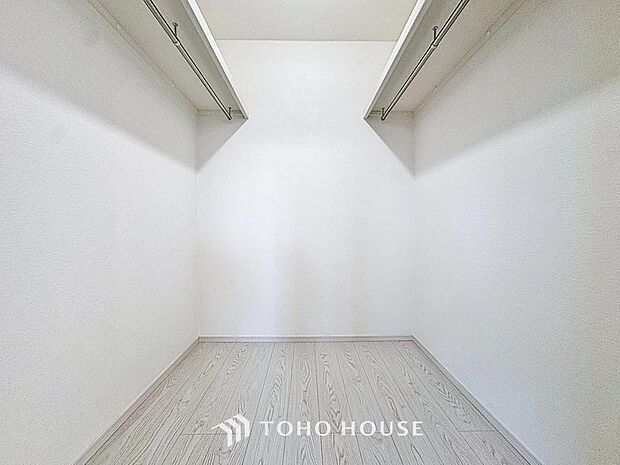 「たっぷり収納。ウォークインクローゼット」たっぷりと荷物が入るよう、ウォークインクローゼットを完備いたしました。画像と現地では大きさ、広さの感覚が違います。是非ご自分の目で確かめてください。