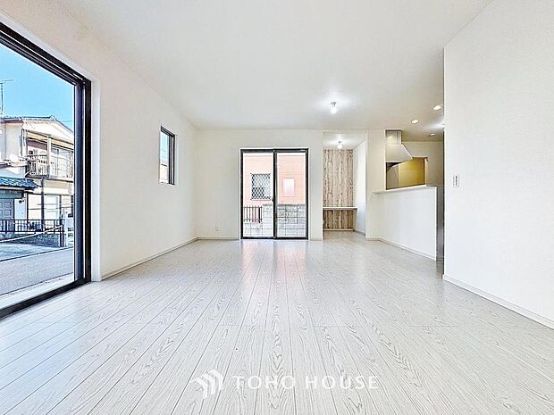 「約19帖のLDK。」広さにゆとりのあるＬＤＫは、家具のレイアウトも自由自在。ご家族の理想のスペースが作り上げられます。素敵なインテリアに囲まれて自分好みの空間へ。