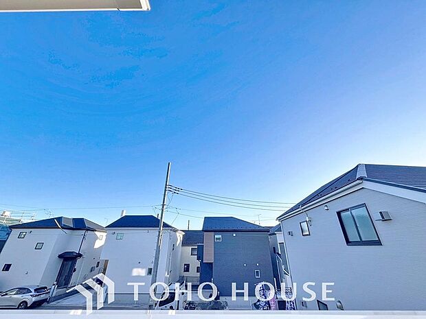 「穏やかな街並みの眺望」穏やかな街並みを一望しながら、爽やかな風と柔らかく降り注ぐ陽光を感じて頂けます。心地良い開放感が暮らしにゆとりと充足感をもたらします。