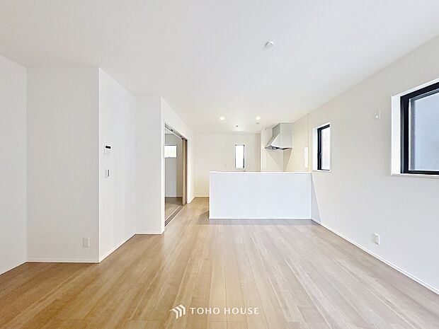 「団欒の場」忙しい朝でも、しっかり家族が揃って食事をして頂けるゆとりある大きさのダイニングスペース。手料理をテーブルで囲む素敵な時間を存分に愉しんで下さい。