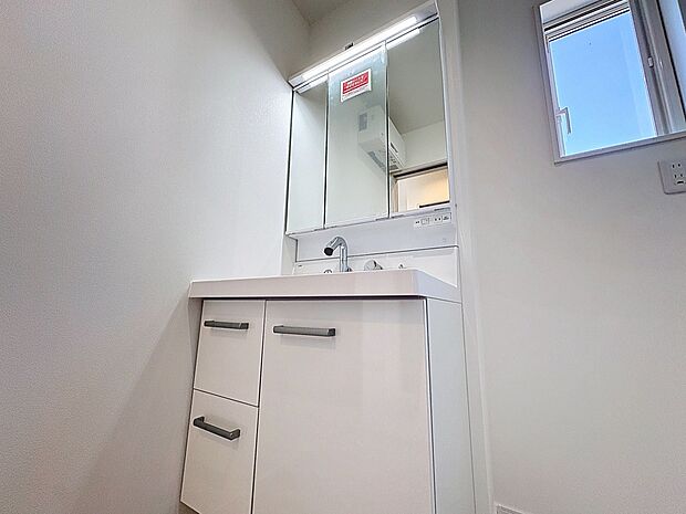 お家の中でも特にプライベートスペースとなる洗面所は、洗濯場所と浴室を同じ空間でまとめております。