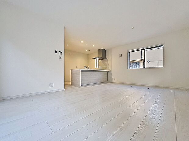 光が注がれる青い空から鮮やかに赤色にゆっくりと染まる。そんな優しい時間がここでは流れてゆく。