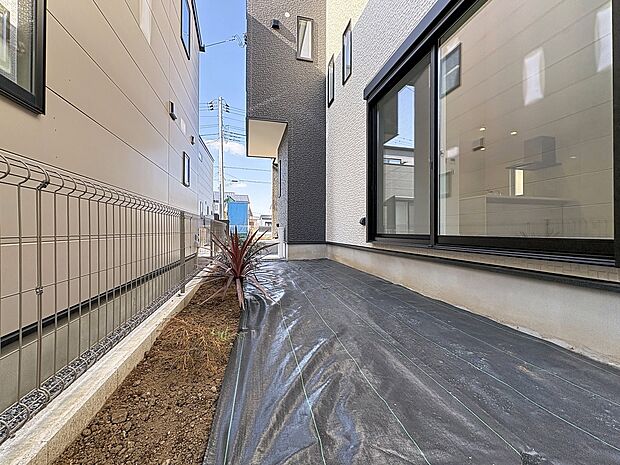 「どんなお庭に仕上げるか」新生活に付いて回る楽しい悩みのひとつです。休日はしばらくガーデニングや庭いじりに勤しむ事になるかもしれません。ウッドデッキの新設等もご相談下さい。