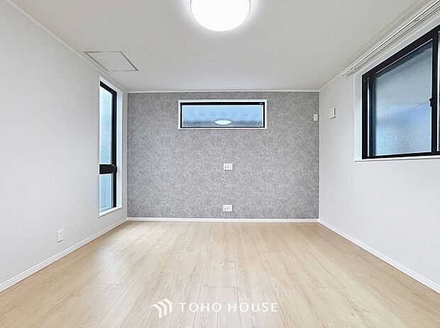 「穏やかな時が流れる癒しの空間」穏やかな光が明るくリビングルームを包みます。心地よい空間が、ご家族のかけがえのない時間に優しく寄り添います。